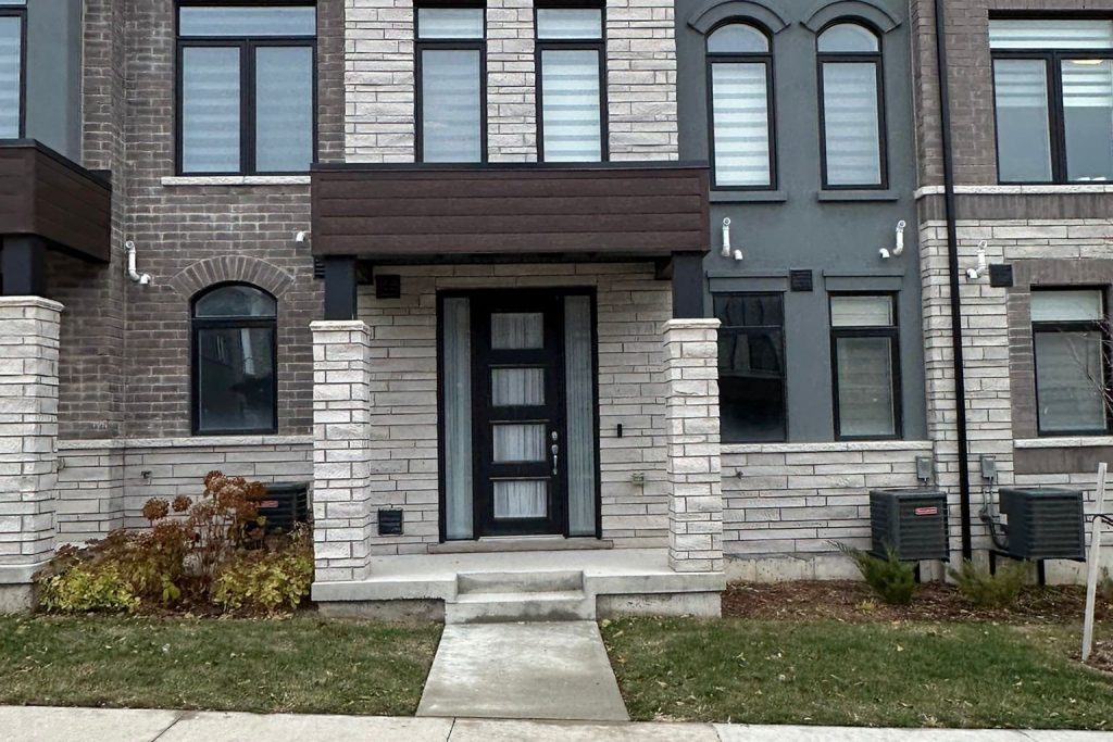3-bedroom att/row/townhouse for rent in Cambridge — 9 - 290 Equestrian Way (Photo 1)
