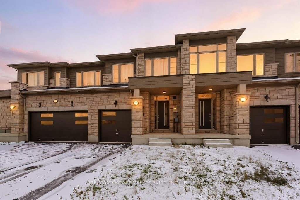3-bedroom att/row/townhouse for sale in Welland — 9 Admiral Road (Photo 1)