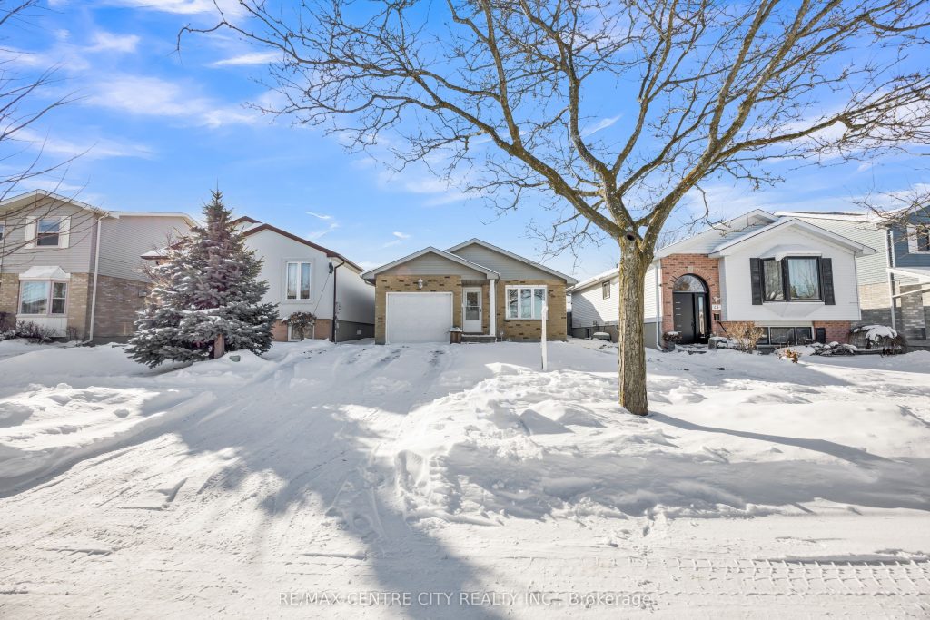3-bedroom detached home for sale in London South — 9 Gerald Crescent (Photo 1)