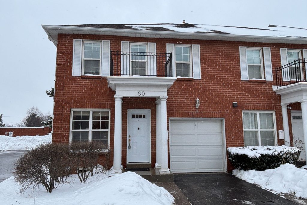 3-bedroom condo townhouse for rent in Brampton — 90 - 90 Stornwood Court (Photo 1)