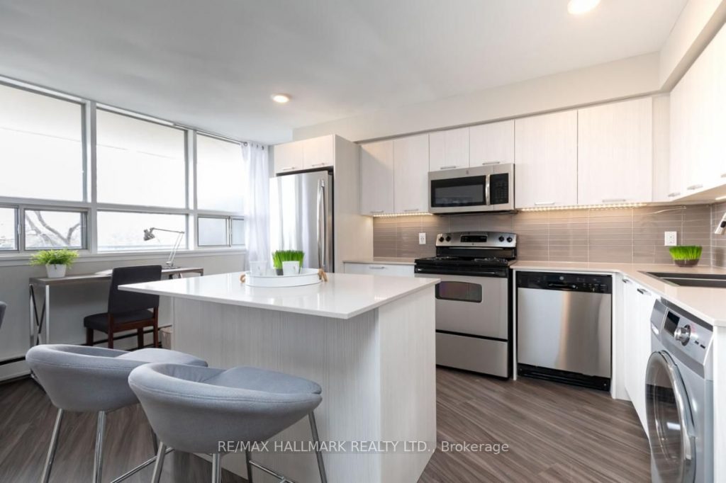 1-bedroom co-op apartment for rent in Toronto — 905 - 4340 Bloor Street W (Photo 1)