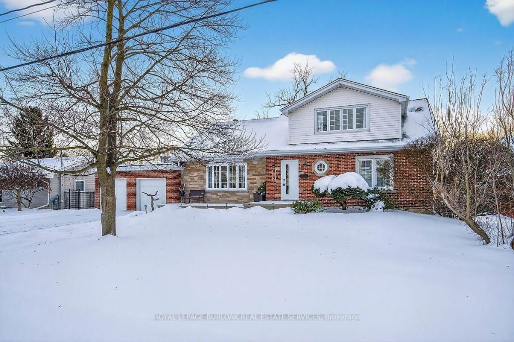 5-bedroom detached home for sale in Burlington — 912 Boothman Avenue (Photo 1)