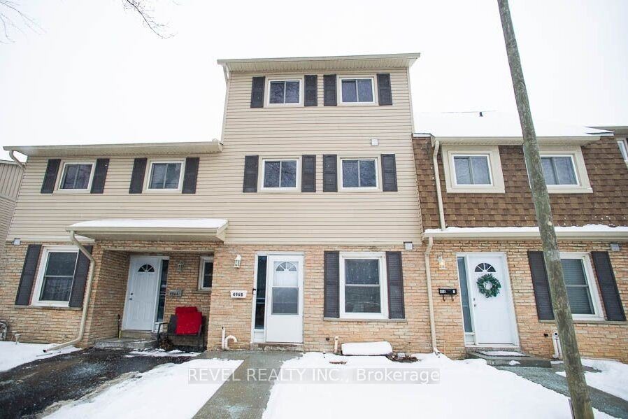4-bedroom condo townhouse for rent in Brantford — B - 496 Grey Street (Photo 1)
