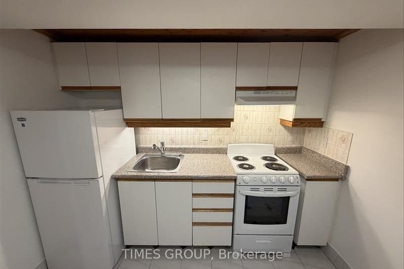 1-bedroom detached home for rent in Toronto — C - 40 Hillsdale Avenue (Photo 1)
