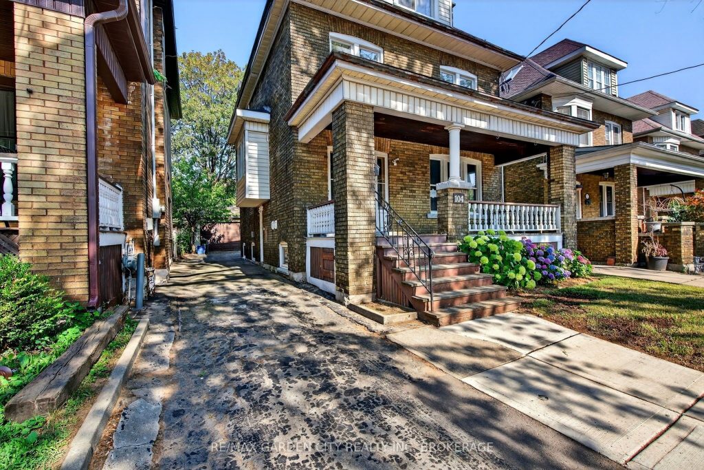 1-bedroom triplex home for rent in Hamilton — LOWER - 104 Carrick Avenue (Photo 1)