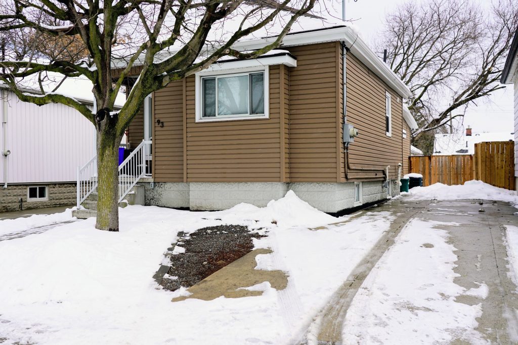 2-bedroom detached home for rent in Hamilton — Lower - 93 East 31st Street (Photo 1)