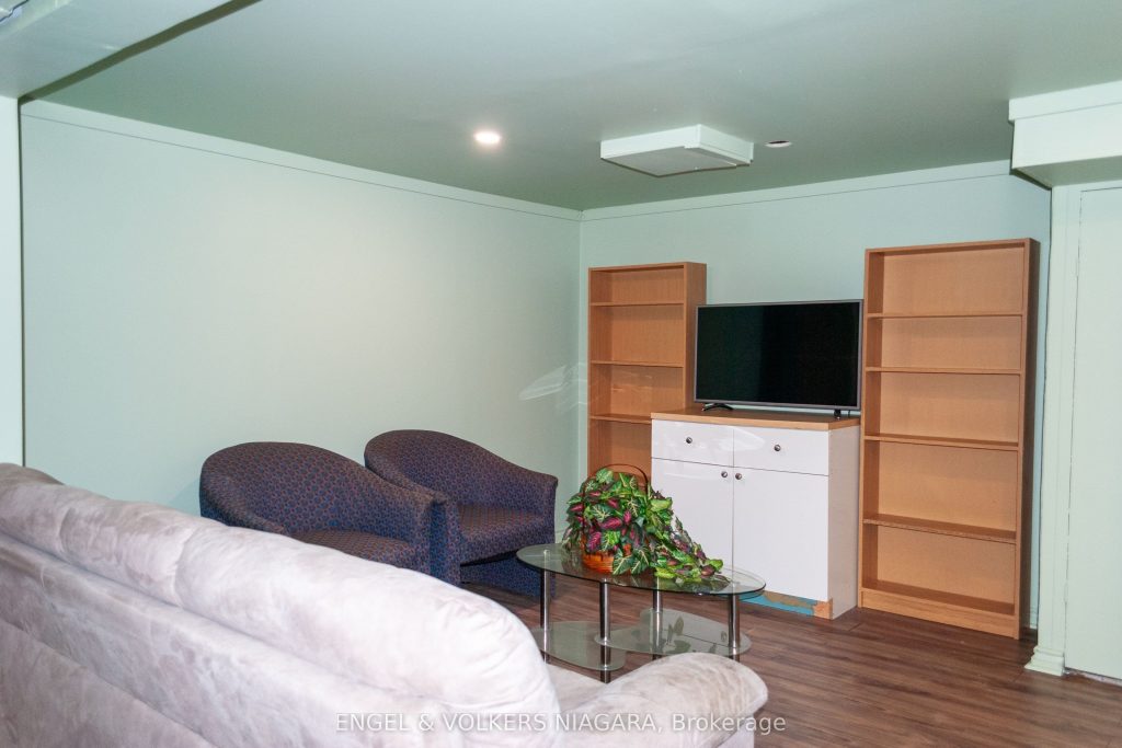 2-bedroom detached home for rent in Niagara Falls — Lower Level - 6708 Oneil Street (Photo 1)