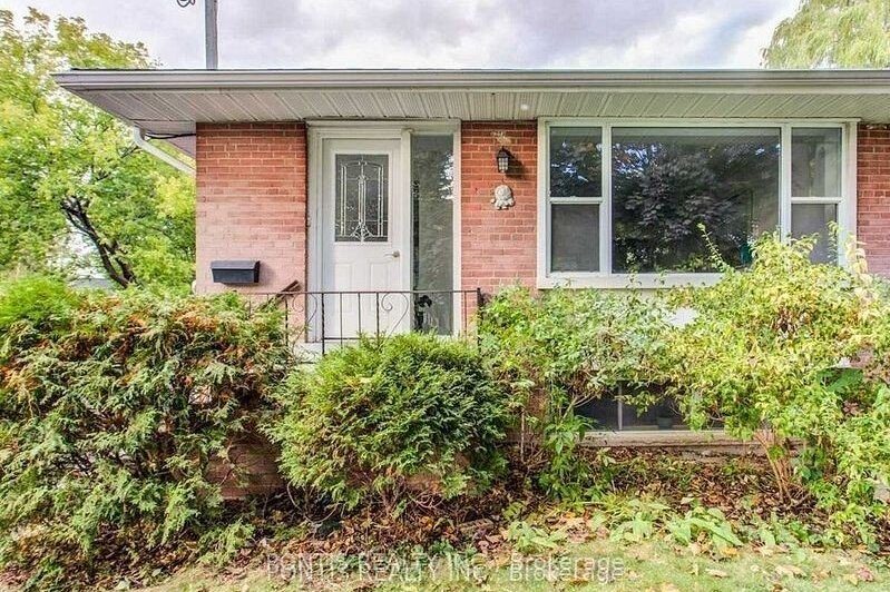 4-bedroom semi-detached home for rent in Toronto — MAIN LEVEL - 14 Dunboyne Court N (Photo 1)