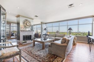 3-bedroom condo apartment for sale in Toronto — PH2 - 900 Yonge Street