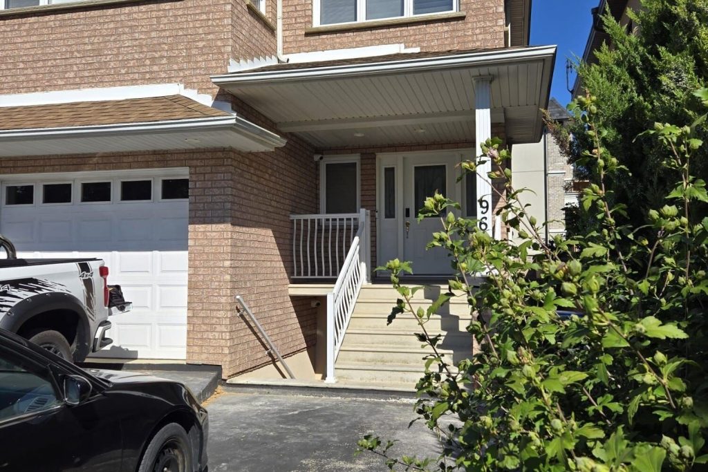 1-bedroom detached home for rent in Mississauga — Room - 963 Hampton Crescent (Photo 1)