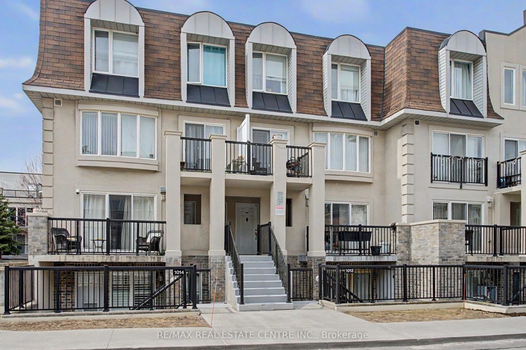 2-bedroom condo townhouse for sale in Toronto — 1013 - 85 George Appleton Way (Photo 1)