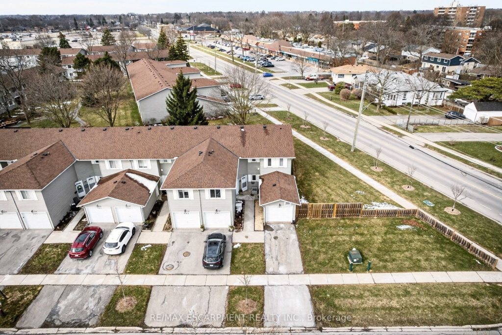 2-bedroom condo townhouse for sale in Niagara — 101 - 201 Dorchester Boulevard (Photo 1)