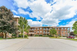 2-bedroom condo apartment for sale in York — 104 - 20 Station Square