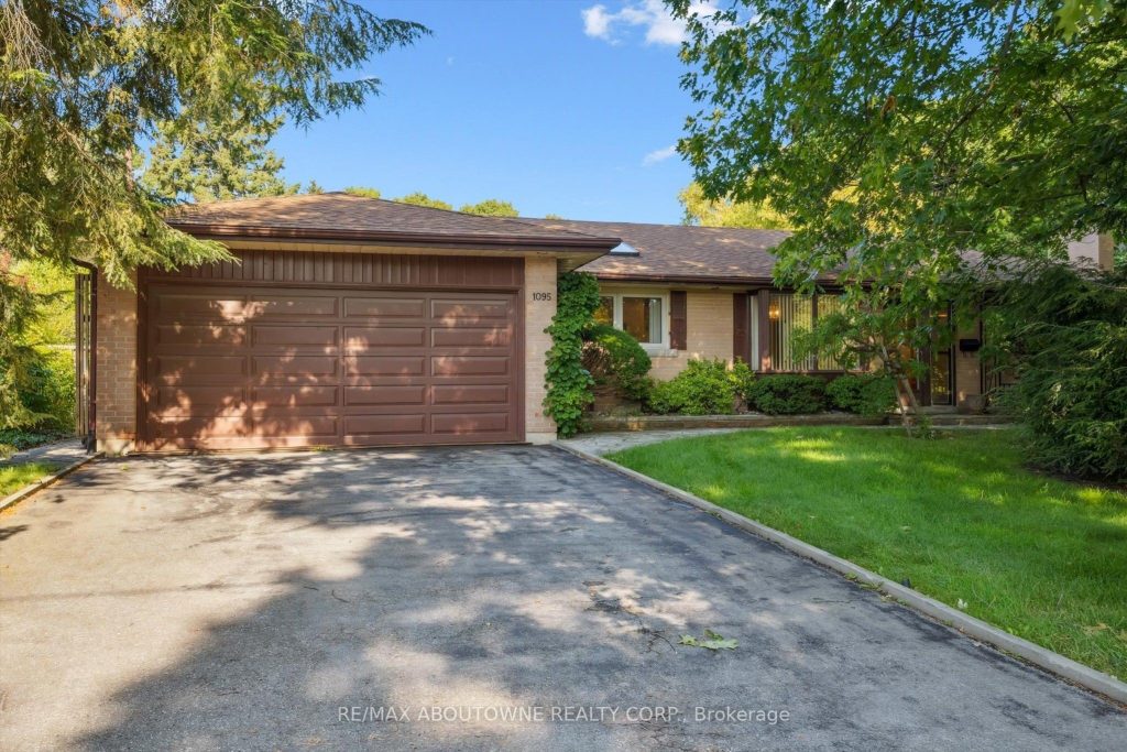 4-bedroom detached home for rent in Oakville — 1095 Linbrook Road (Photo 1)