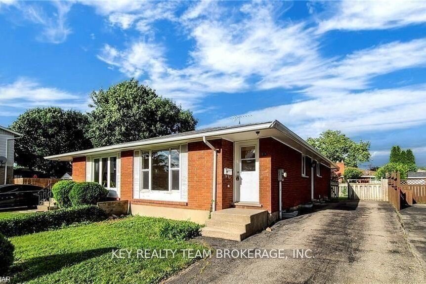 3-bedroom semi-detached home for rent in St. Catharines — 10 Hill Park Lane (Photo 1)
