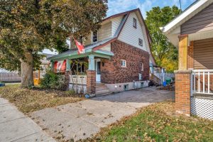4-bedroom detached home for sale in Peterborough — 112 Lansdowne Street W