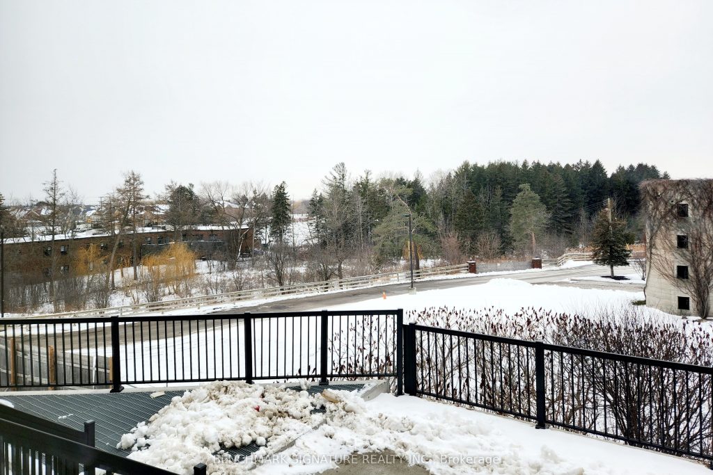 2-bedroom condo townhouse for sale in York — 113 - 10 Steckley House Lane E (Photo 1)