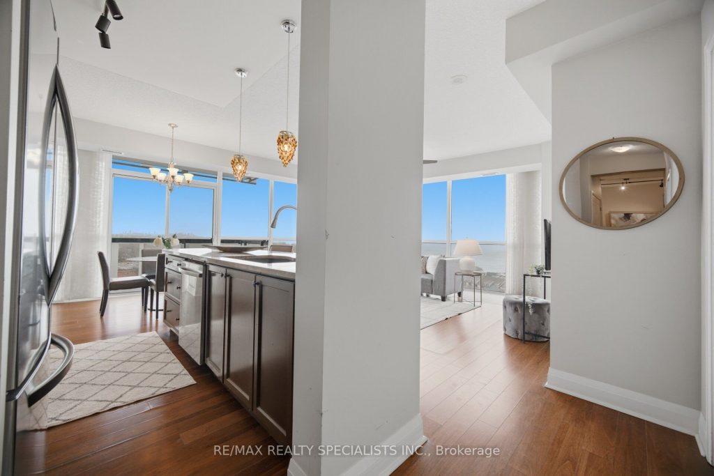 2-bedroom condo apartment for sale in Peel — 1204 - 1 Hurontario Street (Photo 1)