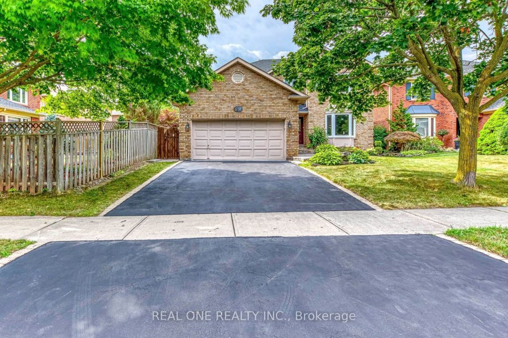 4-bedroom detached home for sale in Halton — 1237 Woodview Drive (Photo 1)