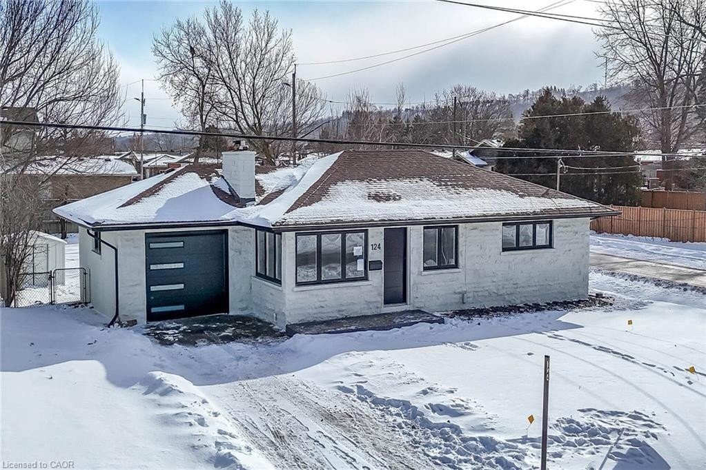 3-bedroom detached home for sale in Hamilton — 124 Corman Avenue (Photo 1)