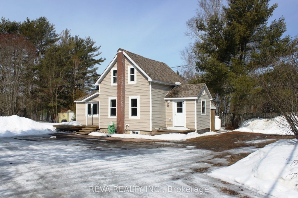 2-bedroom detached home for sale in Middlesex — 130 Giles Street (Photo 1)