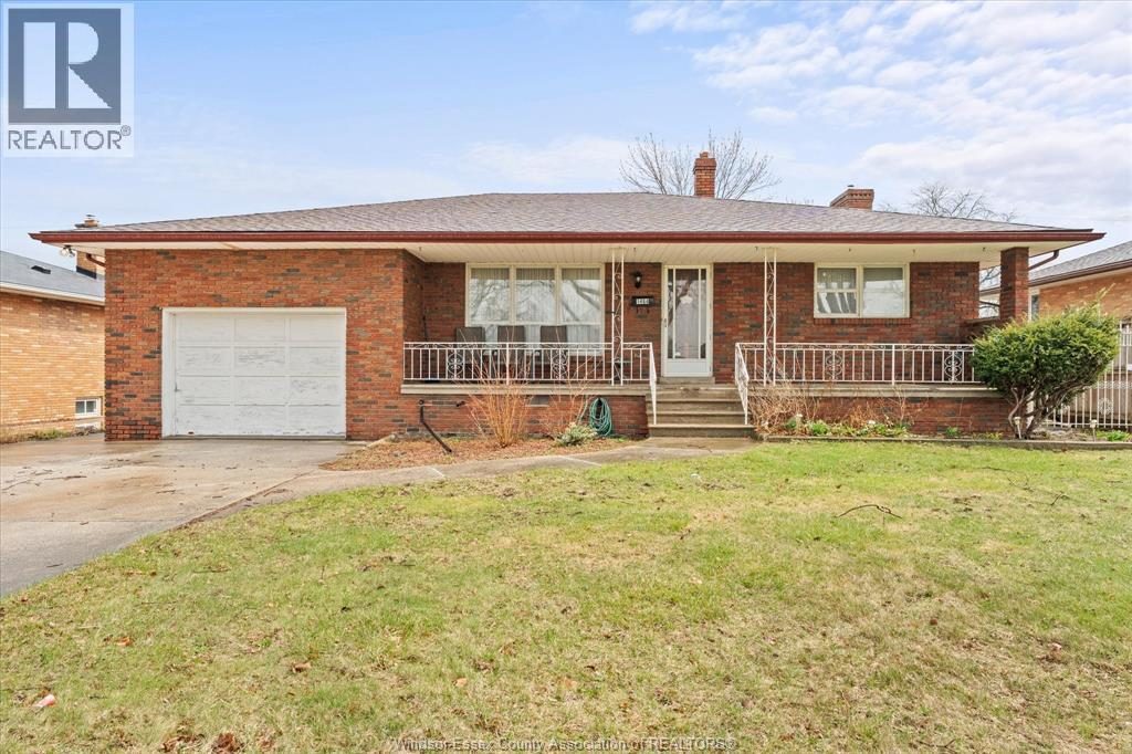 4-bedroom home for sale in Windsor — 1464 Roxborough (Photo 1)