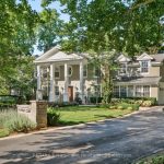 5-bedroom detached home for sale in Halton — 146 Abbey Court (Photo 2)