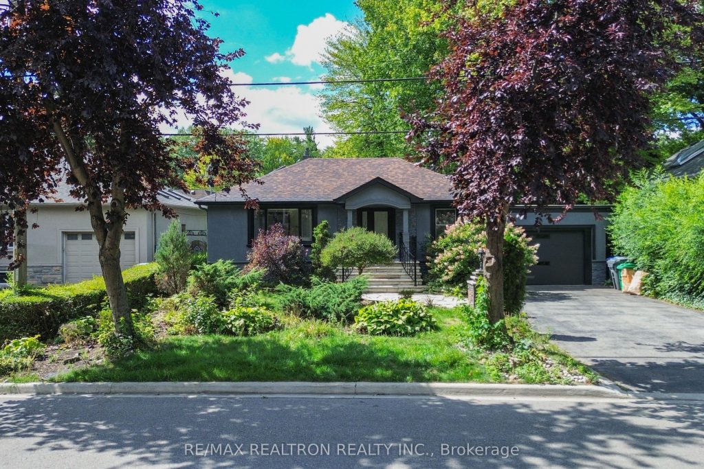 1-bedroom detached home for sale in Mississauga — 1480 Kenmuir Avenue (Photo 1)