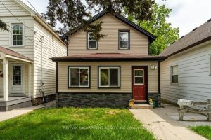4-bedroom duplex home for sale in Grimsby — 15 Adelaide Street