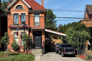 6-bedroom triplex home for sale in Hamilton — 164 Wentworth Street S