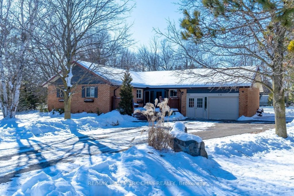 3-bedroom detached home for rent in Amaranth — 16 Maes Crescent (Photo 1)