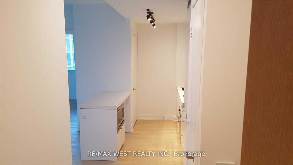2-bedroom condo apartment for rent in Toronto — 1705 - 7 Grenville Street (Photo 1)