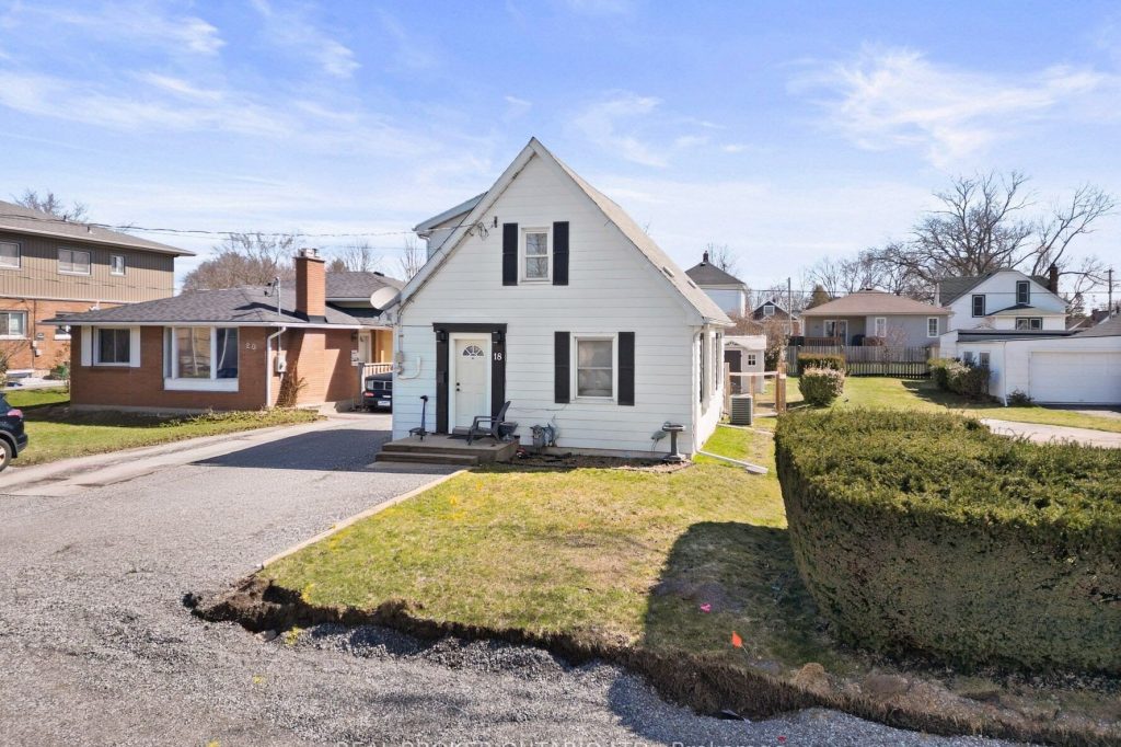 3-bedroom detached home for sale in Niagara — 18 Patricia Avenue (Photo 1)