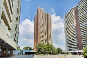 1-bedroom condo apartment for sale in Toronto — 1902 - 3 Massey Square