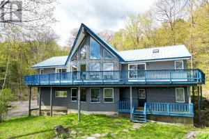 6-bedroom home for sale in Algonquin Highlands — 19243 Hwy 35 Highway