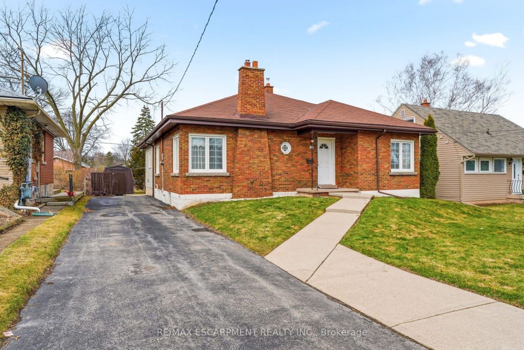 3-bedroom detached home for sale in Hamilton — 192 Ewen Road (Photo 1)