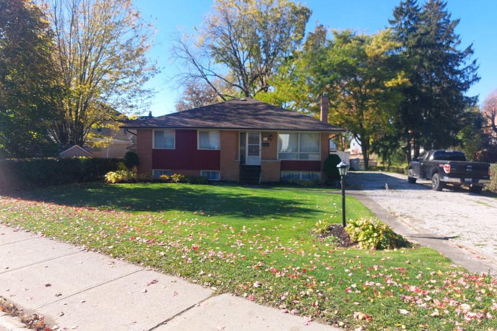 3-bedroom detached home for sale in Perth — 194 Peel Street S (Photo 1)