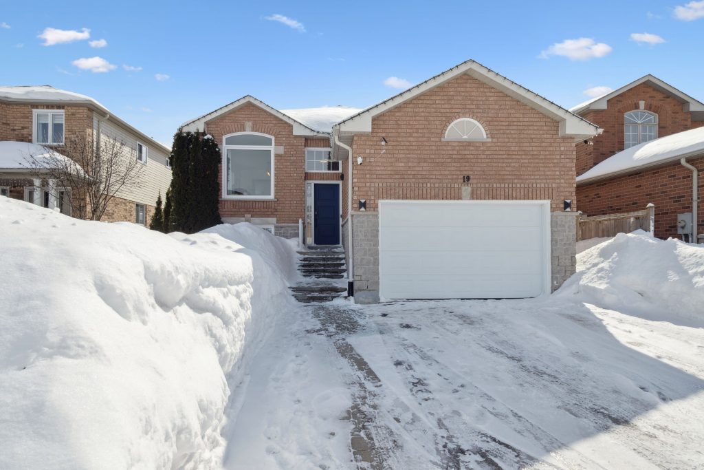 2-bedroom detached home for sale in Simcoe — 19 Leslie Avenue (Photo 1)