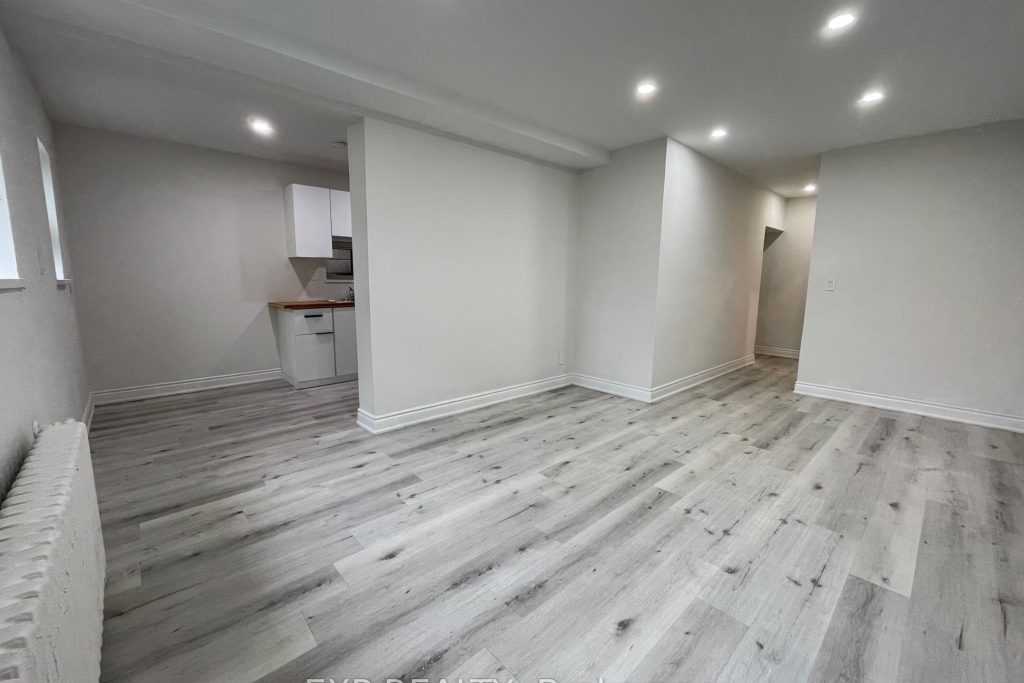 1-bedroom store w apt/office home for rent in Mississauga — 1 - 259 Lakeshore Road E (Photo 1)