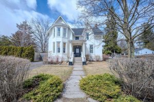 6-bedroom detached home for sale in Lennox & Addington — 201 Bridge Street W