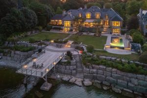 7-bedroom detached home for sale in Oakville — 2054 Lakeshore Road E