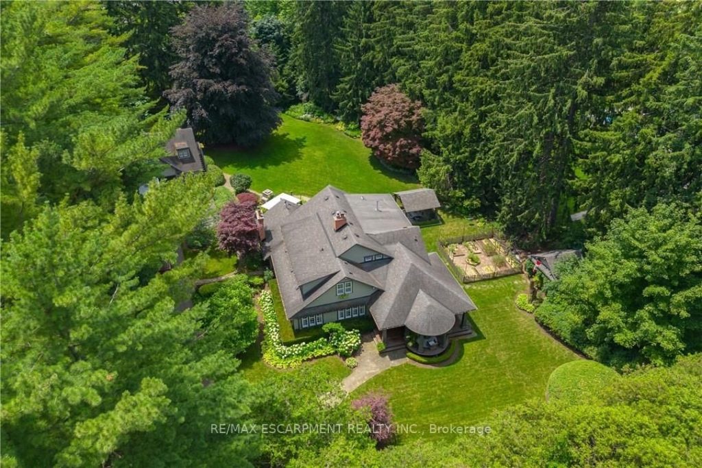 4-bedroom detached home for sale in Halton — 2055 Lakeshore Road E (Photo 1)