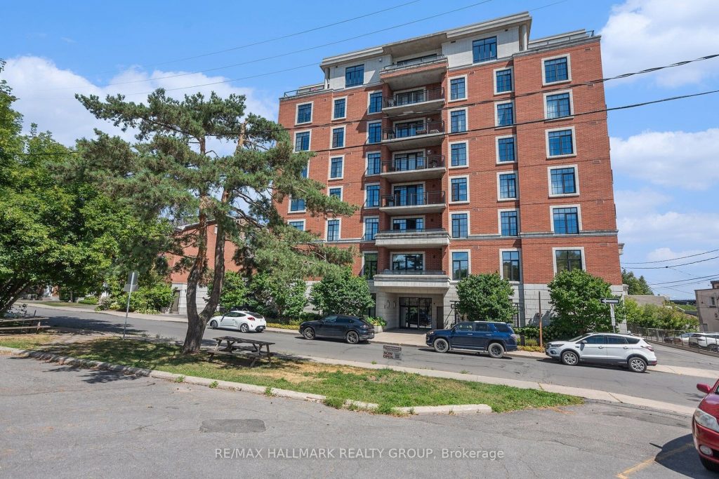 1-bedroom condo apartment for rent in Ottawa — 205 - 327 Breezehill Avenue S (Photo 1)