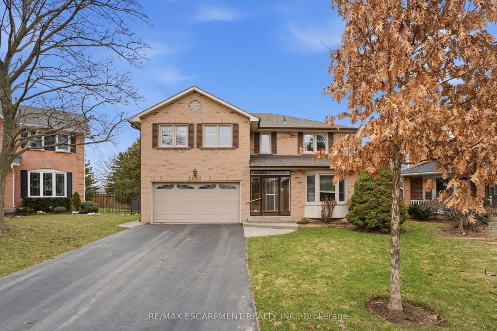4-bedroom detached home for sale in Halton — 2097 Edgebank Court (Photo 1)