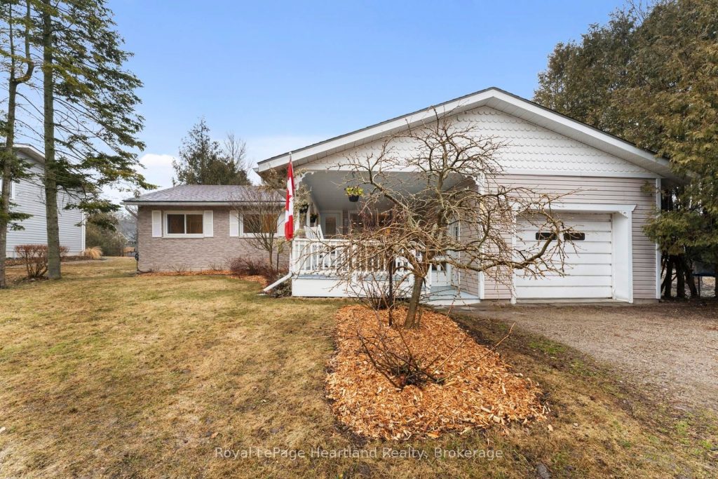 3-bedroom detached home for sale in Bruce — 209 Cedar Close (Photo 1)