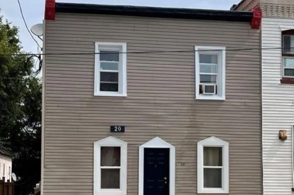4-bedroom multiplex home for sale in Middlesex — 20 Adelaide Street S (Photo 1)