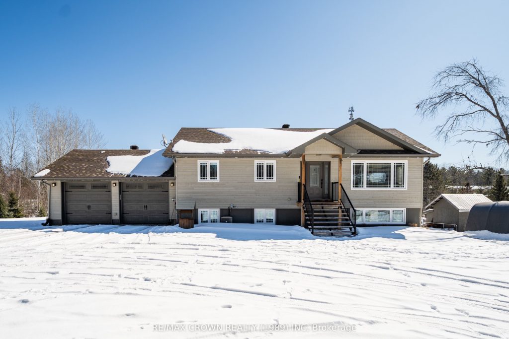 3-bedroom detached home for sale in Nipissing — 211 Eglington Road N (Photo 1)