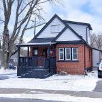 5-bedroom detached home for sale in Hamilton — 215 Walter Avenue S (Photo 2)