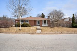 3-bedroom detached home for sale in York — 222 Centre Street W