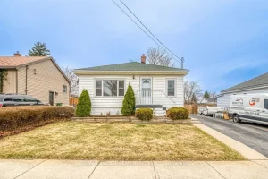 2-bedroom detached home for sale in Hamilton — 22 David Avenue